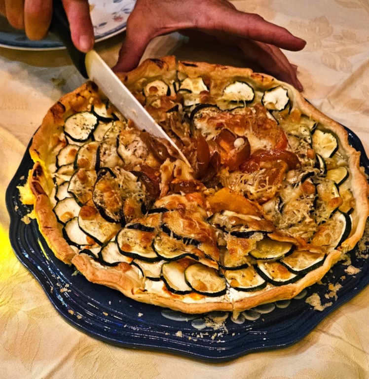 Hartige taart met tomaten en roomkaas